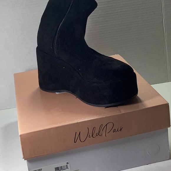 Wild Pair  Womens Earlee Faux Suede Ankle Booties - Picture 8 of 9